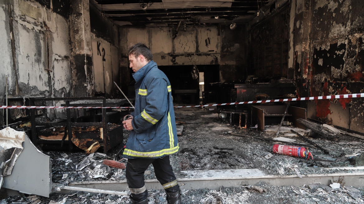 Φωτιά σε ισόγειο χώρο στον Πειραιά - Απεγκλωβίστηκαν δύο άνθρωποι 