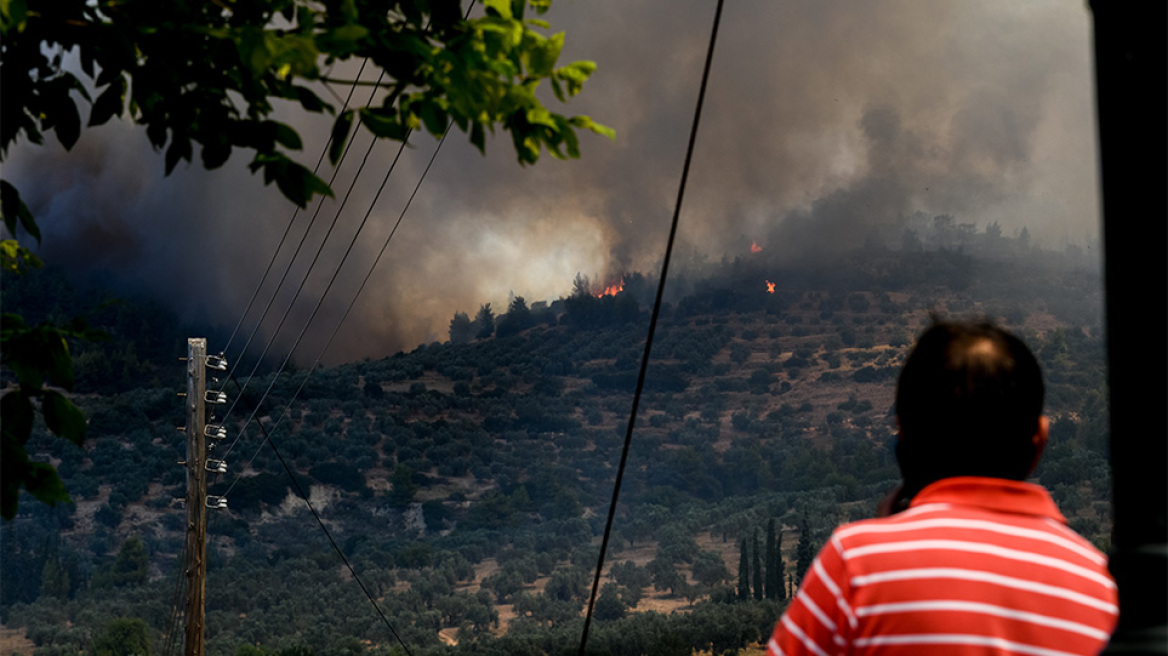 Δεύτερη νύχτα μάχης με τις φλόγες στην Κορινθία