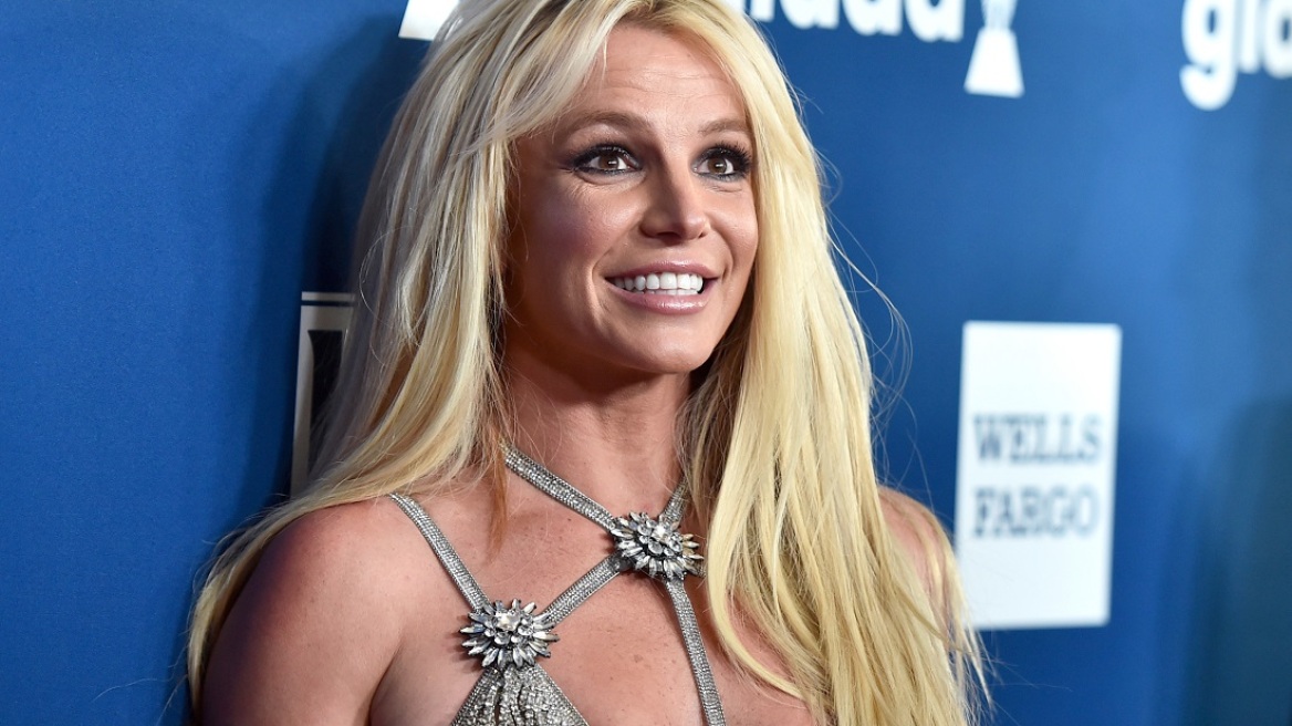 Η Britney Spears ποζάρει με μπικίνι και henna tattoos σε όλο το σώμα