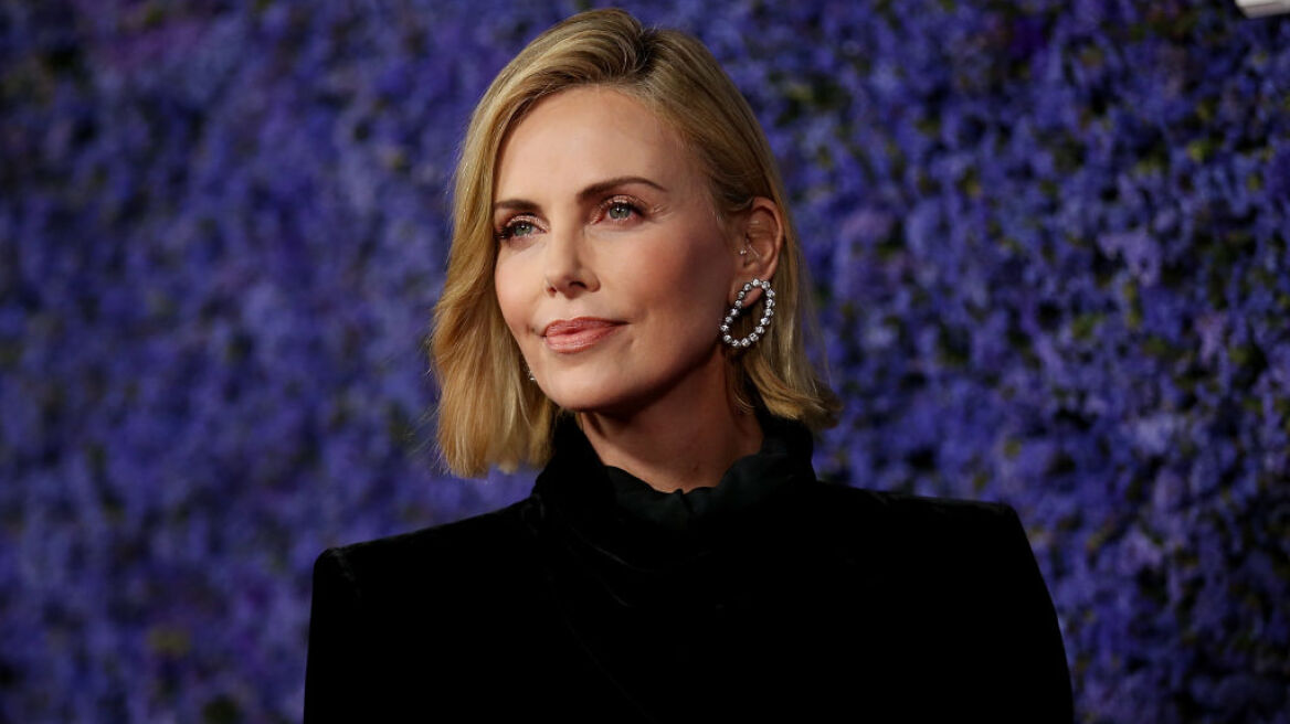 Όλοι μιλούν για τη Charlize Theron που ξυρίζει το κεφάλι της σε αυτό το βίντεο