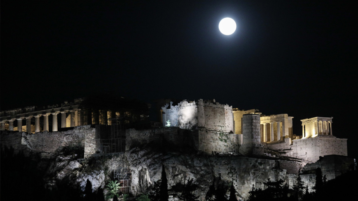 «Μαγευτική» αυγουστιάτικη πανσέληνος: Δείτε καθηλωτικές εικόνες από τ' ολόγιομο φεγγάρι