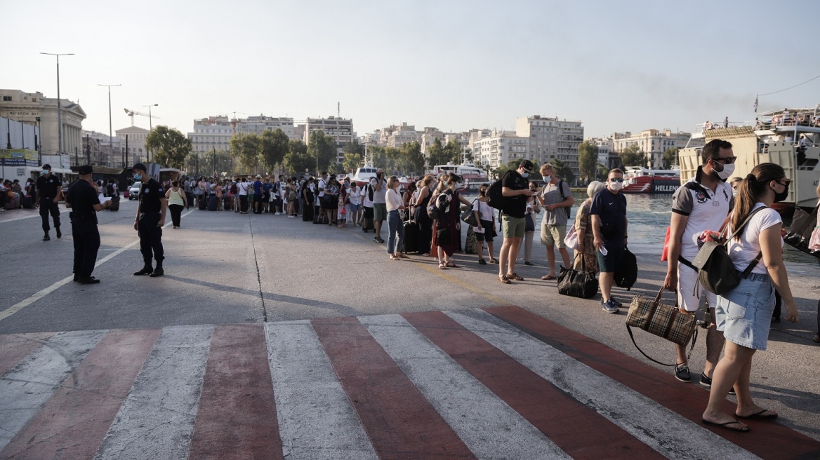 Κίνηση στο λιμάνι του Πειραιά - Με αυξημένη πληρότητα αναχωρούν τα πλοία 