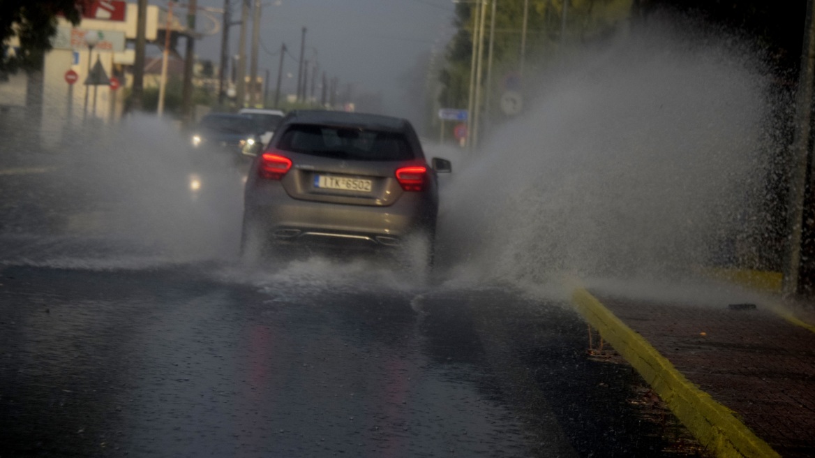 Κακοκαιρία «Θάλεια»: Ισχυρή καταιγίδα στη Θεσσαλονίκη 