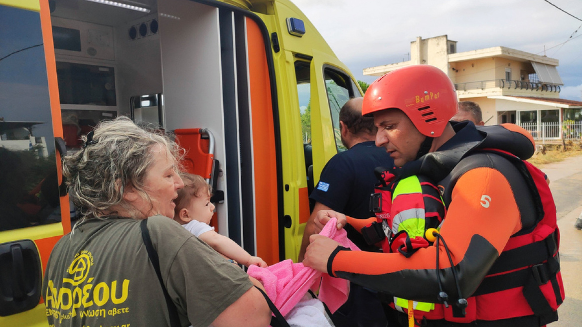 Εύβοια - Κακοκαιρία: Συγκινεί η εικόνα διασώστη στο Μπούρτζι που φιλάει μωράκι πριν το παραδώσει στους δικούς του