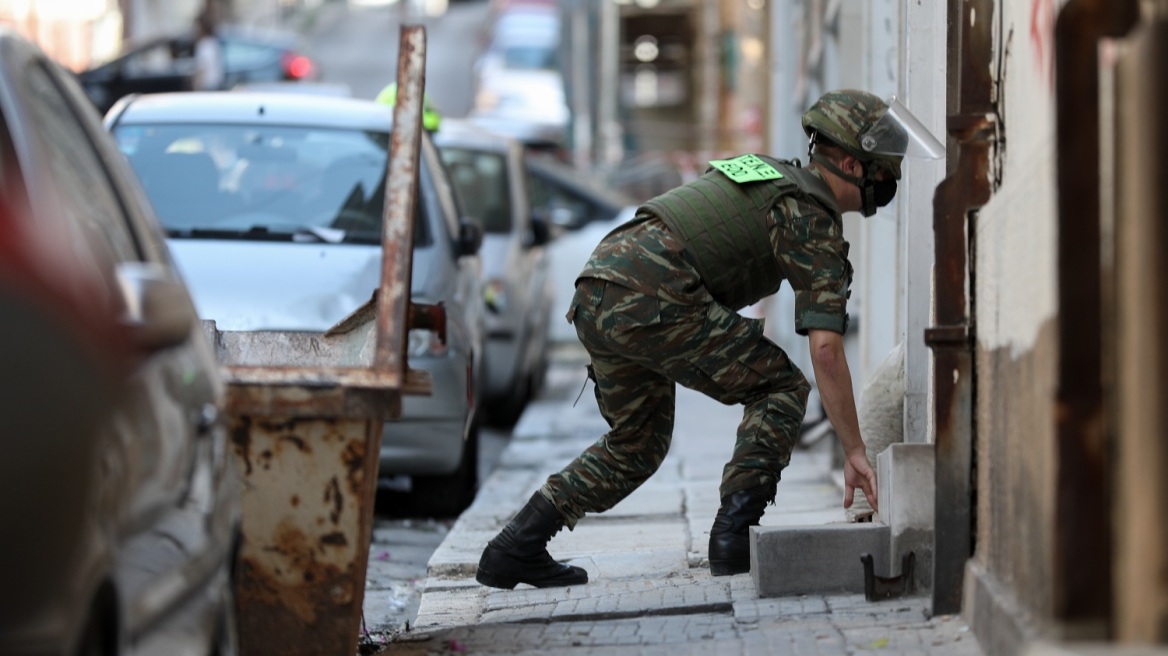 Εξάρχεια: Εντοπίστηκε χειροβομβίδα σε δώμα σπιτιού 