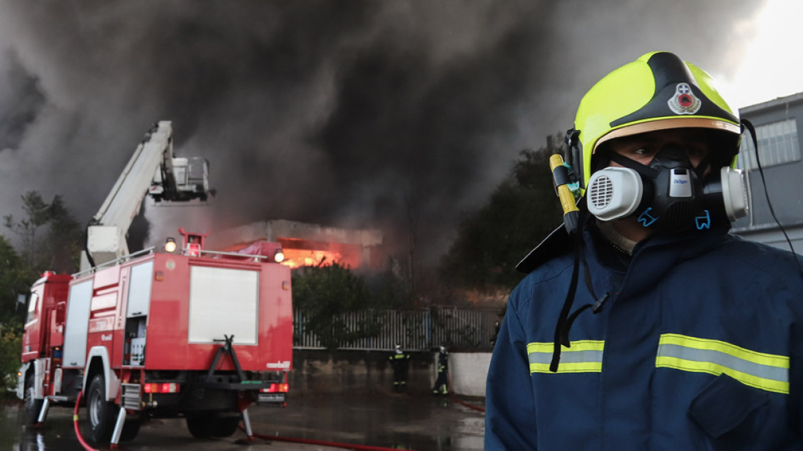 Μεγάλη φωτιά στη Μεταμόρφωση - Κλειστή η Αθηνών-Λαμίας