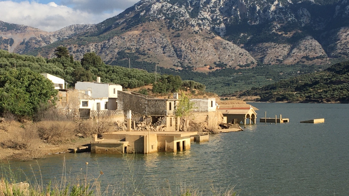 Σφεντύλι: Το χωριό που βυθίζεται - Βίντεο και φωτογραφίες 