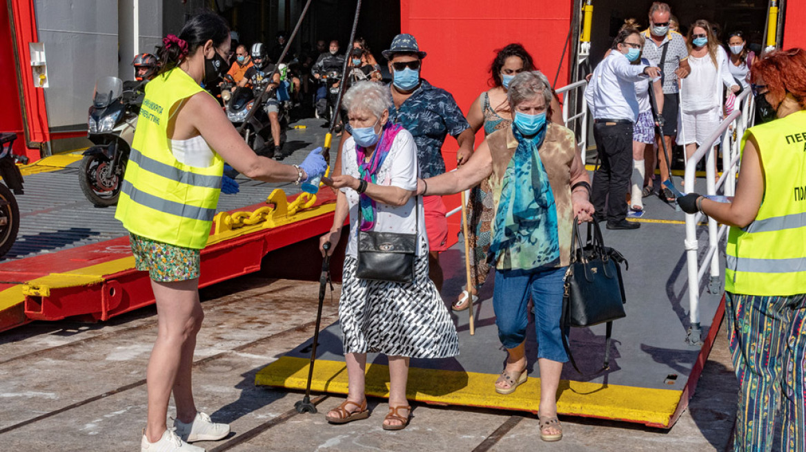 Πάνω από 300 έλεγχοι για Covid-19 στα λιμάνια Πειραιά και Ραφήνας σε μια μέρα