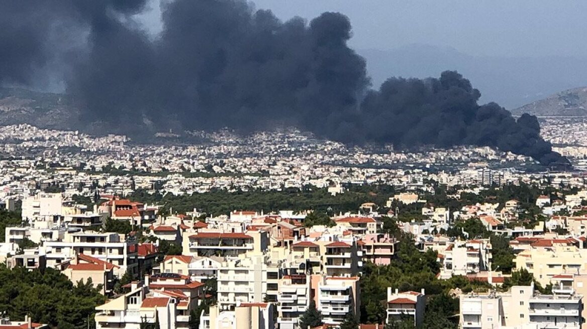 Φωτιά στη Μεταμόρφωση: Τι δείχνουν οι μετρήσεις για το νέφος στην Αττική