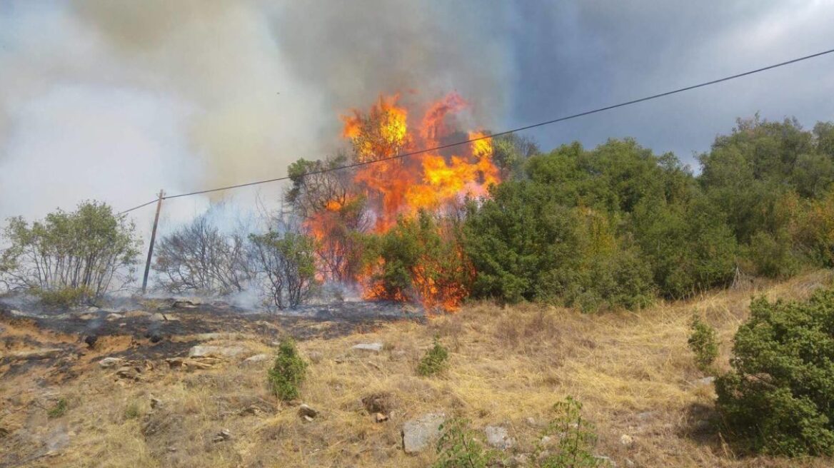 Φωτιά σε ξηρά χόρτα στη Θεσσαλονίκη