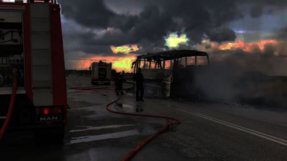 Παρανάλωμα του πυρός λεωφορείο στην Αθηνών-Λαμίας στο Μαρτίνο (φωτογραφίες-βίντεο)