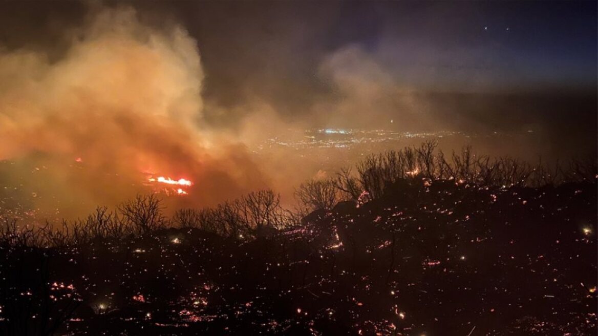 Χάος στην Καλιφόρνια: Μεγάλες πυρκαγιές, πρωτοφανής καύσωνας και χιλιάδες σπίτια χωρίς ηλεκτρικό ρεύμα