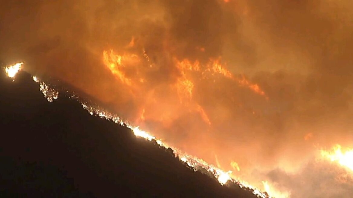 Φωτιές στην Καλιφόρνια: Δύο νεκροί, χιλιάδες εγκαταλείπουν τα σπίτια τους 