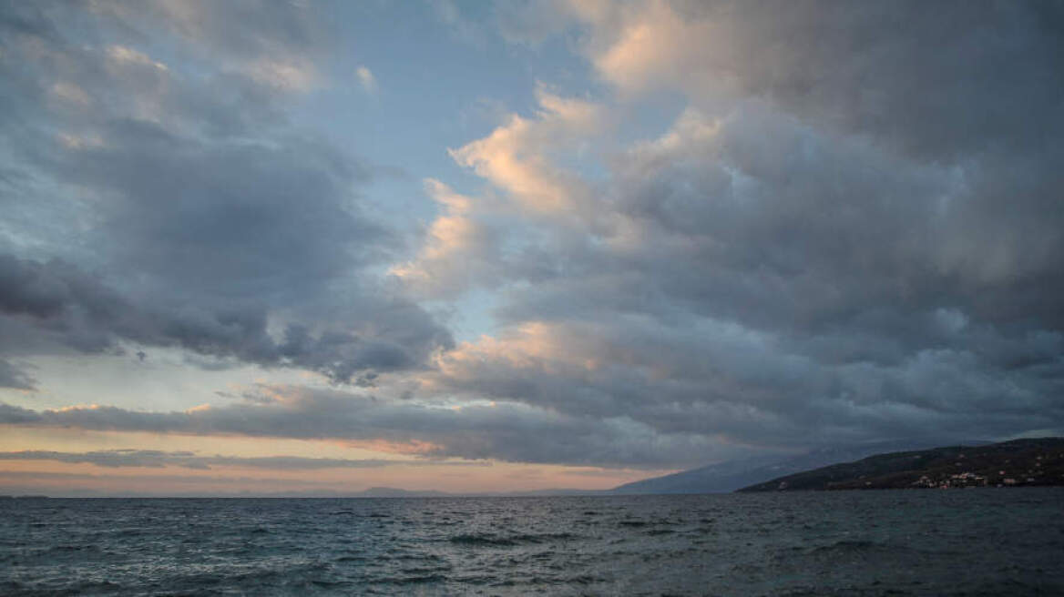 Καιρός: Κομμένη στα δύο η χώρα - Βροχές και καταιγίδες στον Βορρά, ηλιοφάνεια στον Νότο