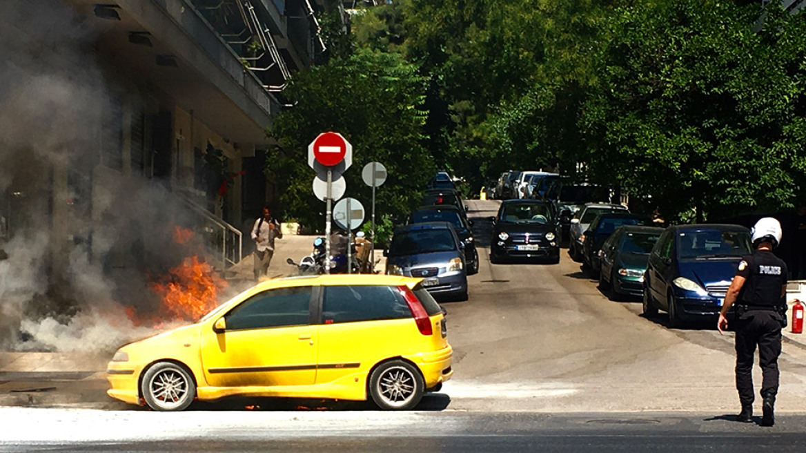 Τυλίχθηκε στις φλόγες αυτοκίνητο στη λεωφόρο Μεσογείων