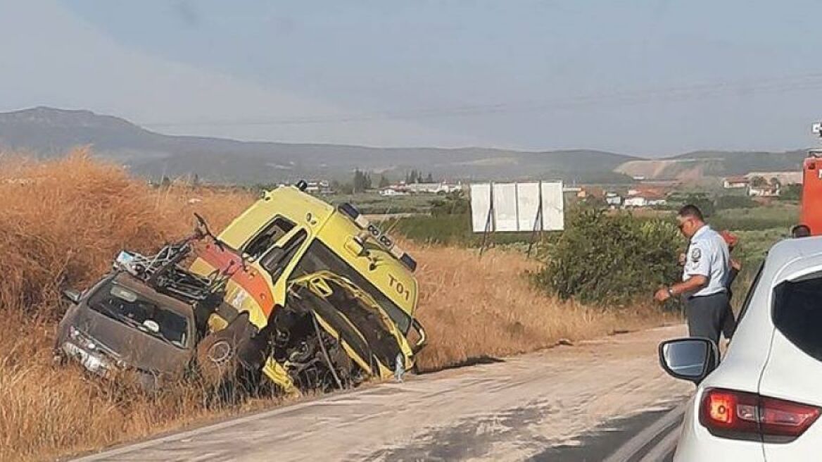 Χαλκιδική: Ασθενοφόρο συγκρούστηκε με ΙΧ - Τρεις τραυματίες