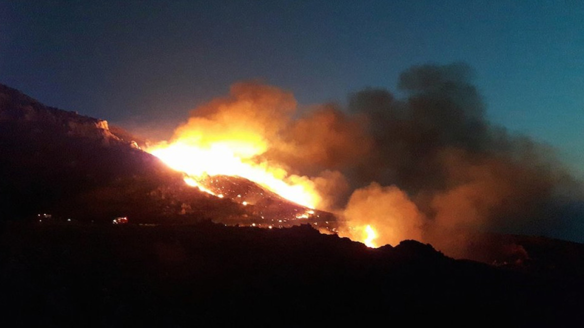 Φωτιά στη Μάνη: Ολονύχτια μάχη με τις φλόγες 