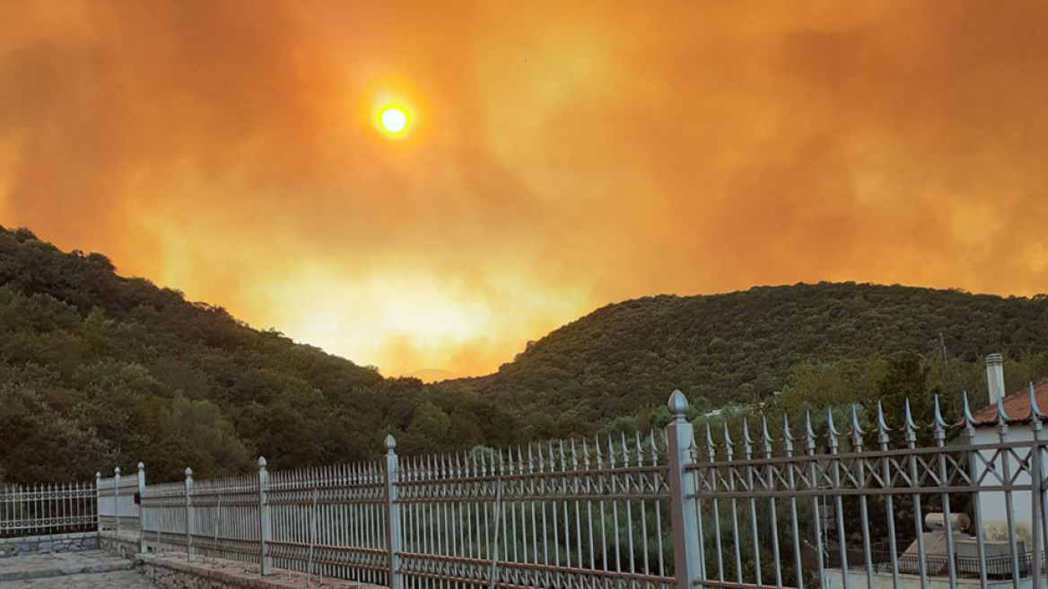 Μαίνεται η φωτιά στη Μάνη - Βίντεο δείχνουν την πύρινη κόλαση 