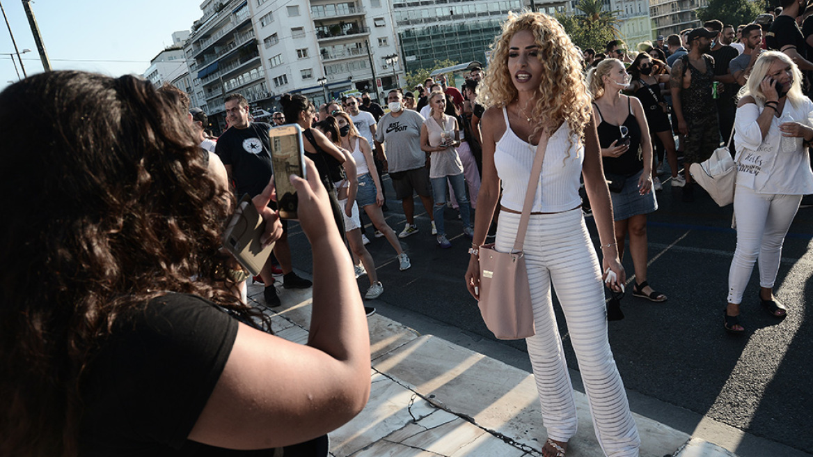 Διαμαρτυρία έξω από τη Βουλή για το κλείσιμο των νυχτερινών κέντρων τα μεσάνυχτα 