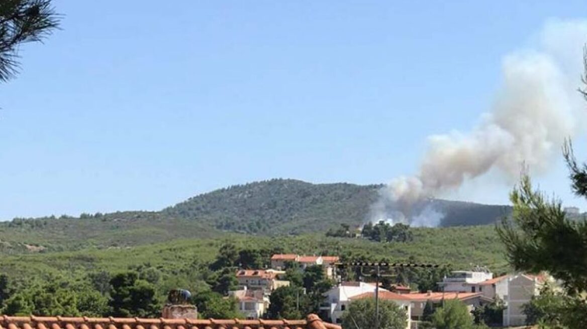 Φωτιά στη Ροδόπολη - Δεν απειλούνται σπίτια 