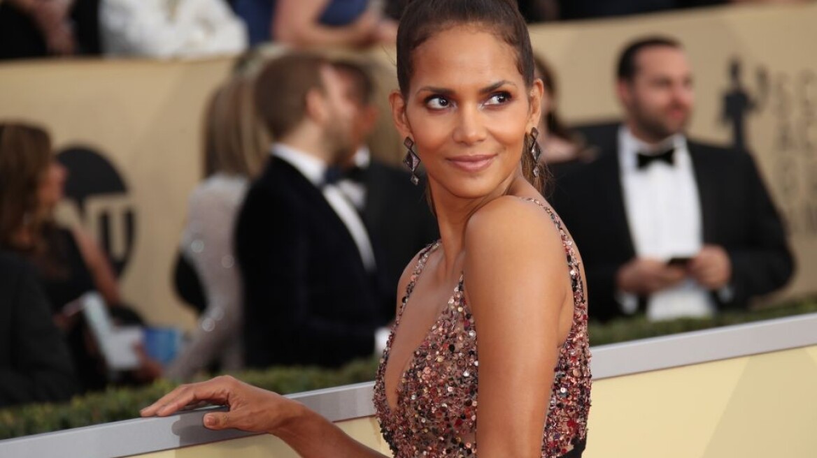 H Halle Berry στην παραλία θυμίζει εποχές Baywatch με ολόσωμο μαγιό και βαθύ ντεκολτέ