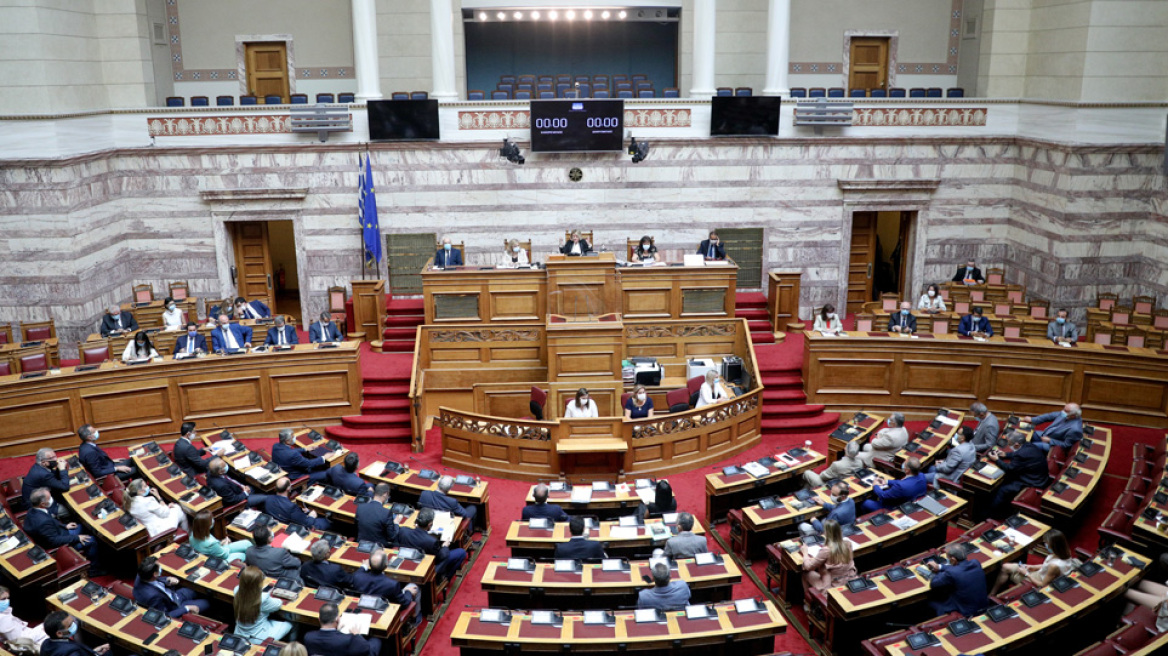 Στη Βουλή οι συμφωνίες ΑΟΖ με Ιταλία και Αίγυπτο - Δείτε live