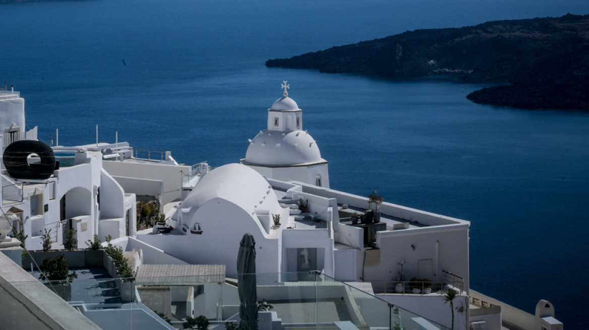 Μητέρα 24χρονης που ταξίδεψε με κορωνοϊό στη Σαντορίνη: Αμφιβάλλω αν υπάρχει ιός - Οργή Χαρδαλιά