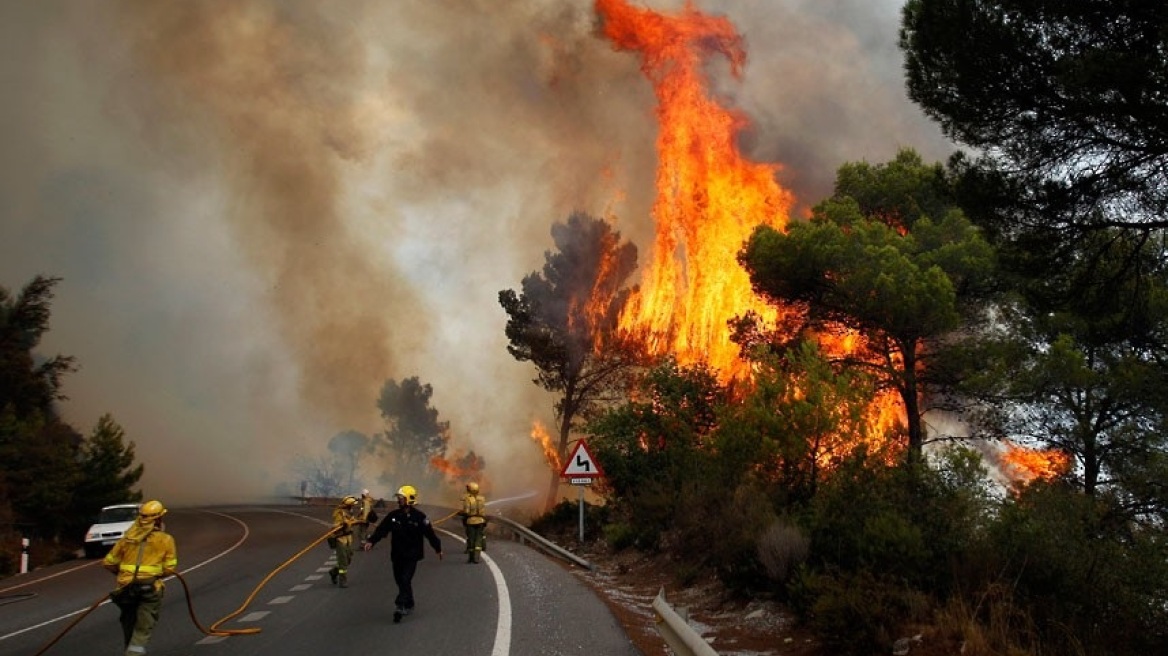 Ισπανία: Τεράστια πυρκαγιά στην Ανδαλουσία - Τουλάχιστον 3.200 άνθρωποι εγκαταλείπουν τις εστίες τους 