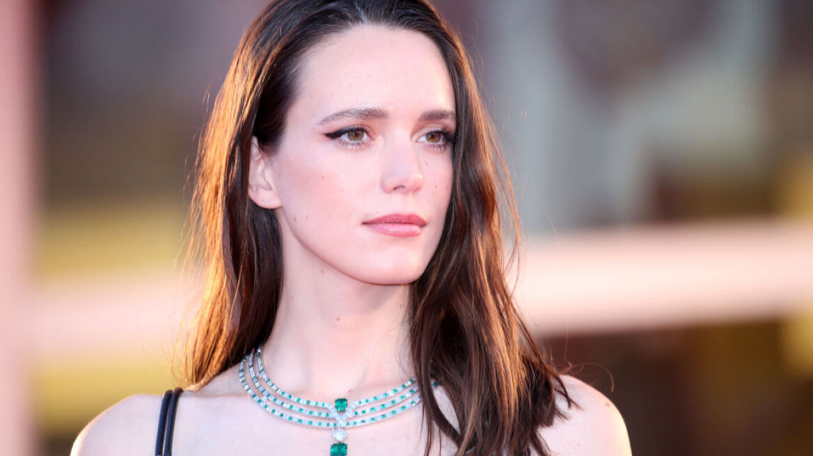 Φεστιβάλ Βενετίας: Η Stacy Martin έκανε δύο εκπληκτικές Louis Vuitton εμφανίσεις