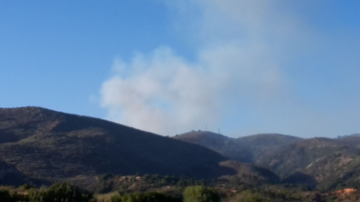 Κεφαλονιά: Σε ύφεση οι φωτιές - Παραμένουν οι ισχυρές δυνάμεις στο νησί