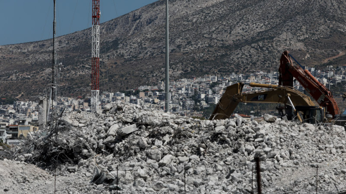 Ελληνικό: Οι μπουλντόζες κατεδάφισαν τα κτήρια στην είσοδο του παλαιού Δυτικού Αεροδρομίου