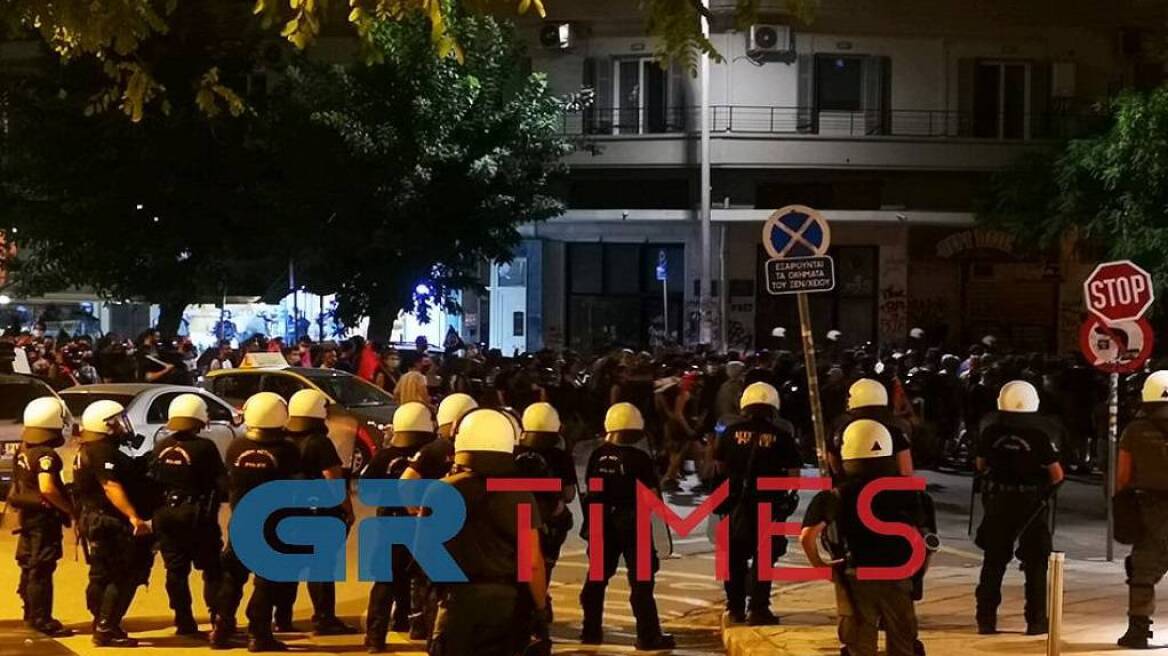 Θεσσαλονίκη: Μολότοφ και δακρυγόνα σε πορεία αντιεξουσιαστών (βίντεο)