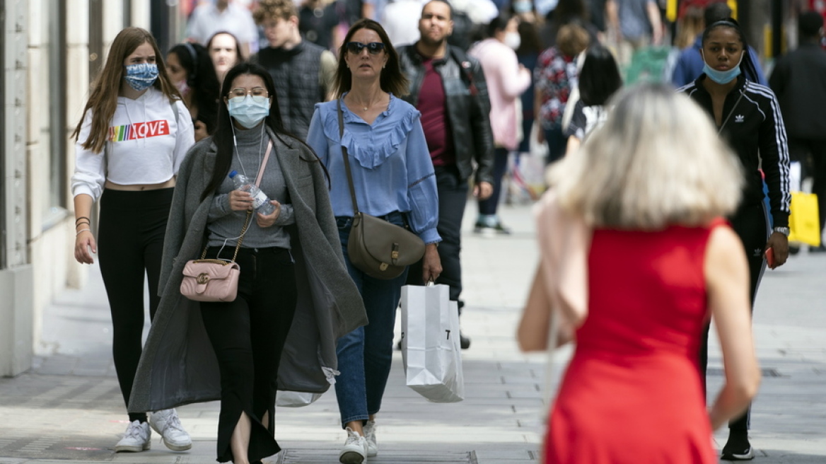 Κορωνοϊός - Βρετανία: «Μη σκοτώσεις την γιαγιά σου» το μήνυμα της κυβέρνησης στους νέους