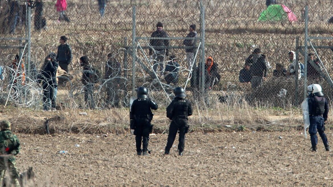 Ψυχολογικός πόλεμος στον Έβρο με πυροτεχνήματα, πολεμικά εμβατήρια και θρησκευτικά μηνύματα