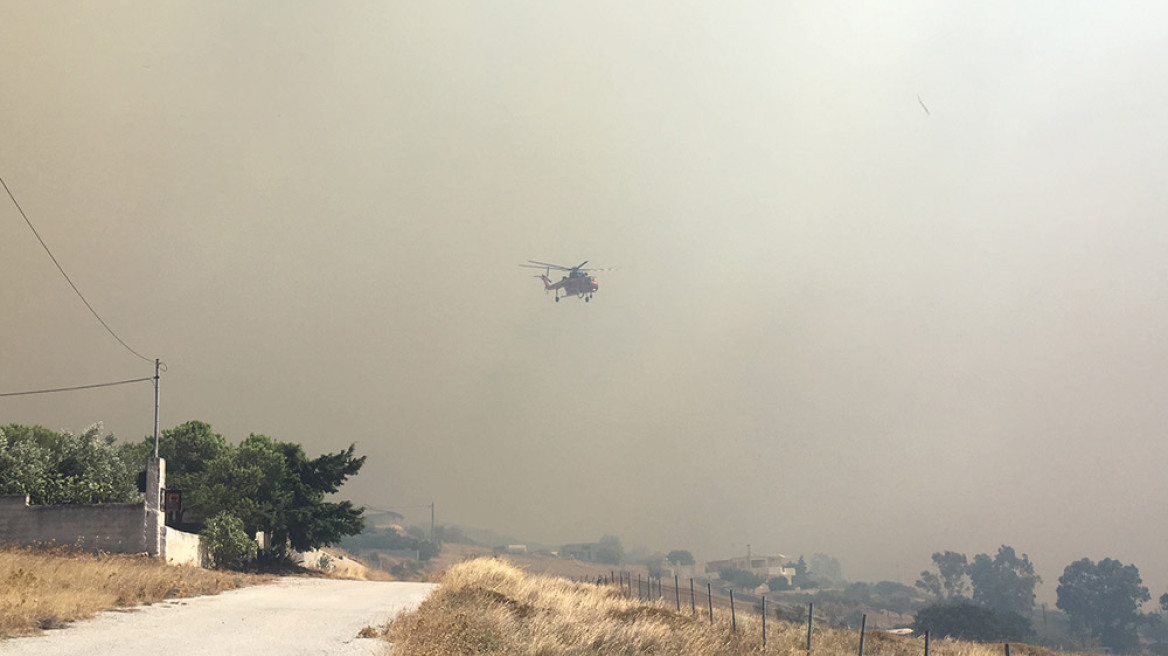 Φωτιά στα Καλύβια: Κλειστή η Αθηνών - Σουνίου