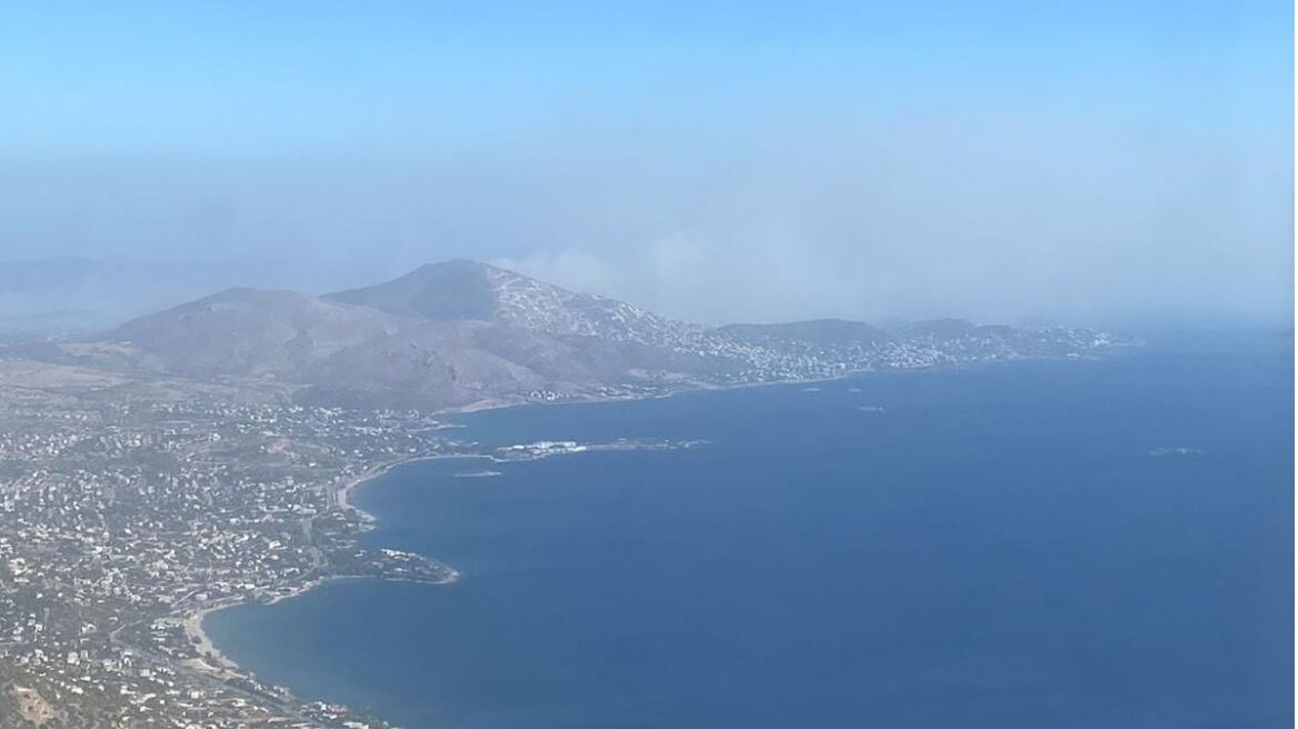 «Πνιγμένη» στον καπνό από τη φωτιά η Αττική - Νέο μήνυμα από το 112: «Εκκενώστε τώρα την Ανάβυσσο»