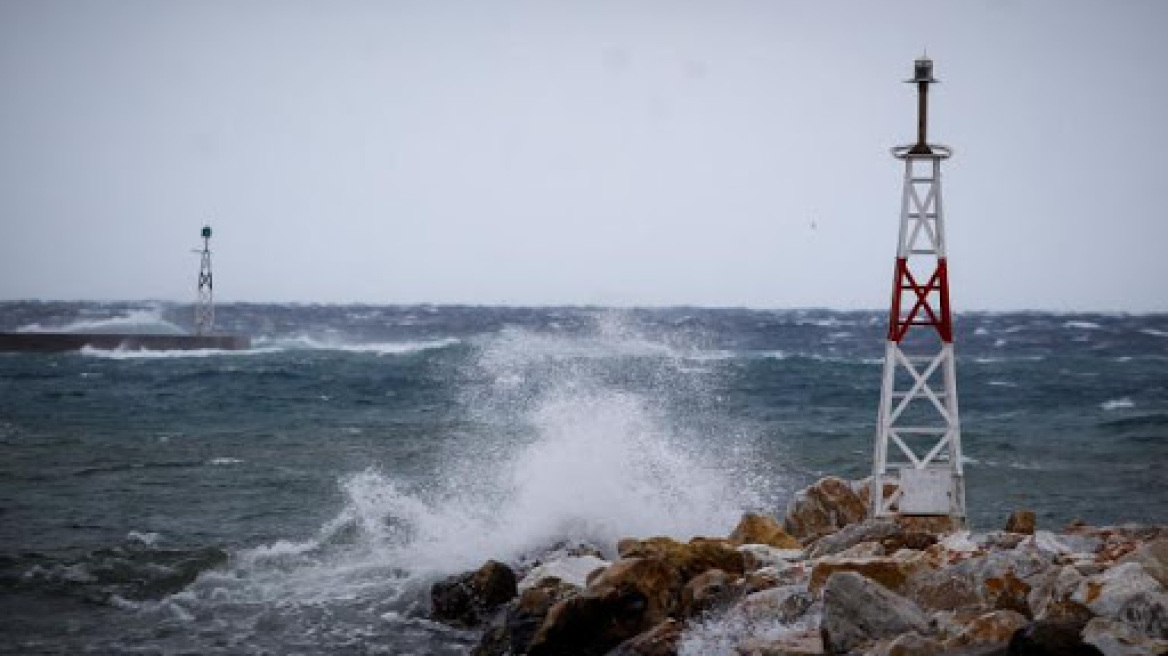 Καιρός: Πέφτει η θερμοκρασία, ενισχύονται στα 8 μποφόρ οι άνεμοι στο Αιγαίο