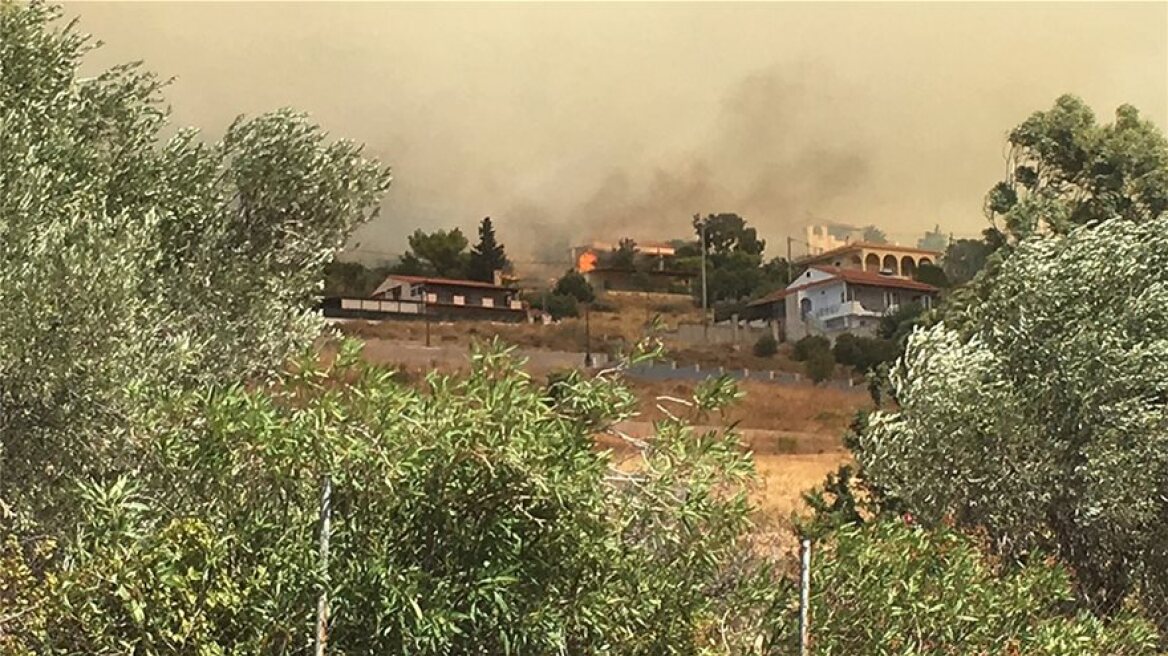 Φωτιά σε Καλύβια - Κερατέα: Πού έχει διακοπεί η κυκλοφορία 