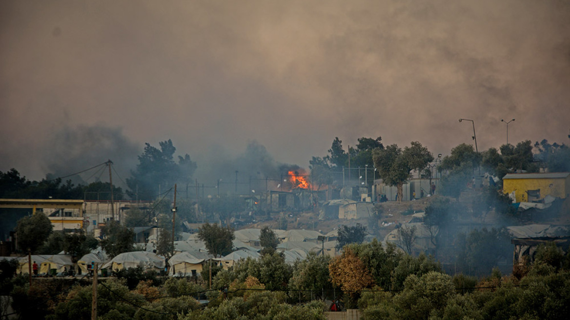 Φωτιά στη Μόρια - Κουμουτσάκος:  Σε σκηνές θα μεταφερθούν οι άστεγοι