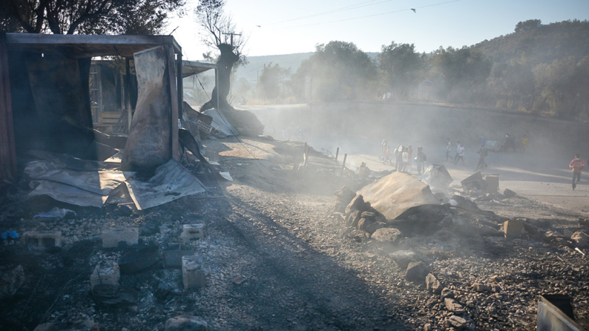 Φωτιά στη Μόρια: Πού στρέφονται οι έρευνες των αρχών – Τα σενάρια που εξετάζουν