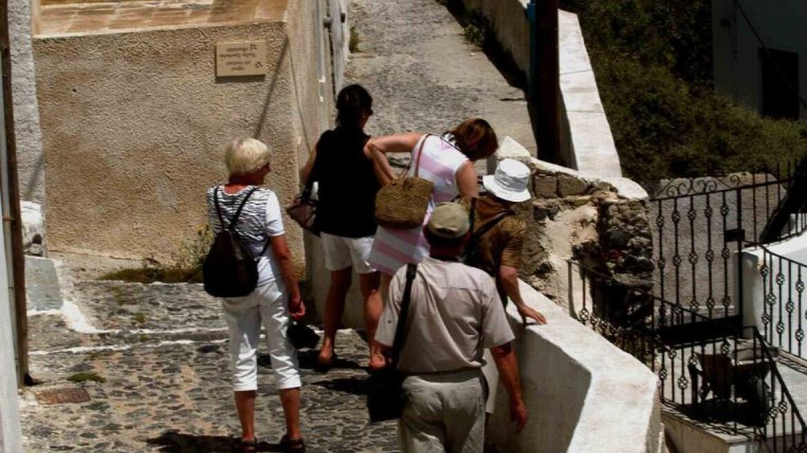 H Ουαλία επεκτείνει την καραντίνα της και βάζει στη λίστα Σαντορίνη, Σέριφο και Τήνο