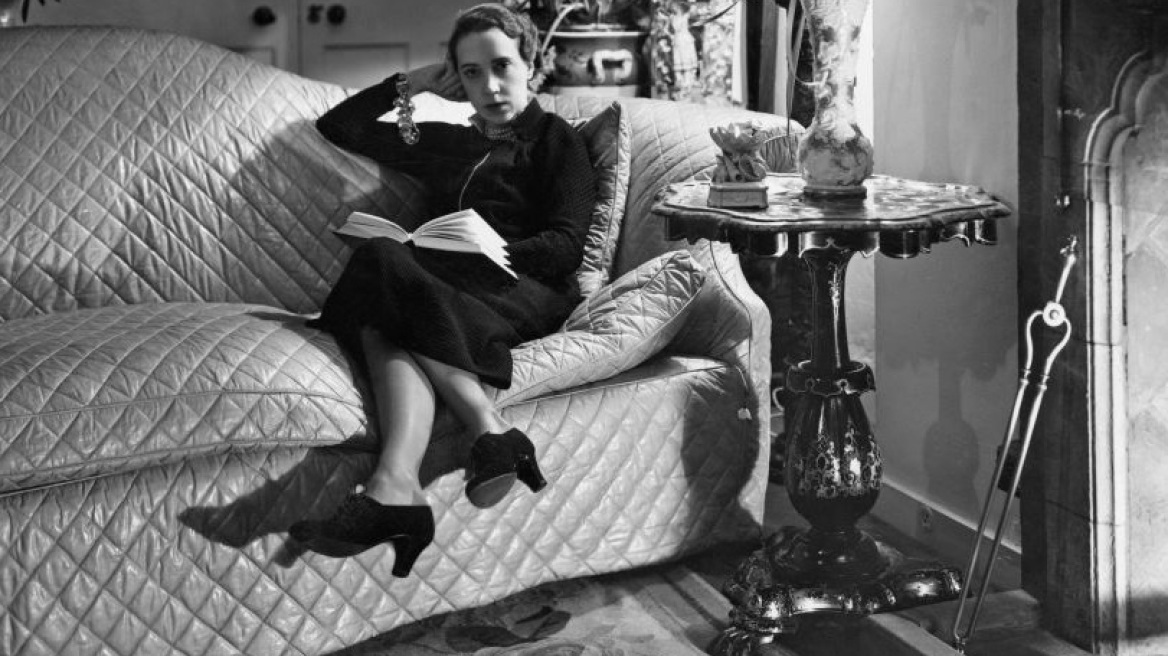 Elsa Schiaparelli: Η σχεδιάστρια που έφερε χιούμορ και σουρεαλισμό στη μόδα