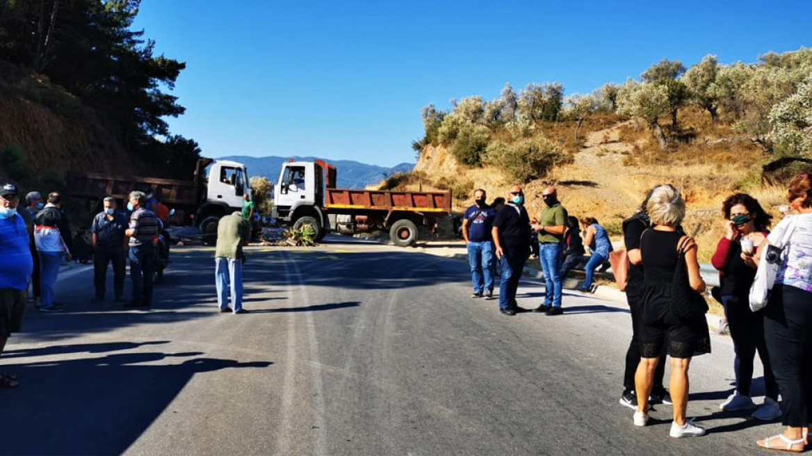 Μπλόκα από τους κατοίκους στη Λέσβο - Το protothema.gr μέσα στο καμένο ΚΥΤ