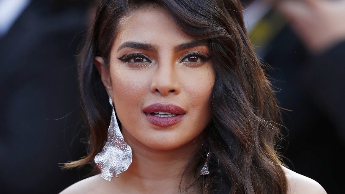 Η Priyanka Chopra μόλις «υιοθέτησε» ένα French-girl trend στα μαλλιά