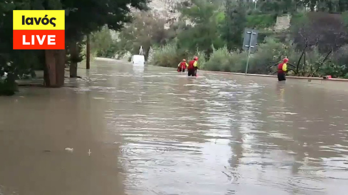 Κακοκαιρία Ιανός: Απεγκλωβίστηκε η τριμελής οικογένεια στο Καρποχώρι Σοφάδων - Τις 619 έφτασαν οι διασώσεις 