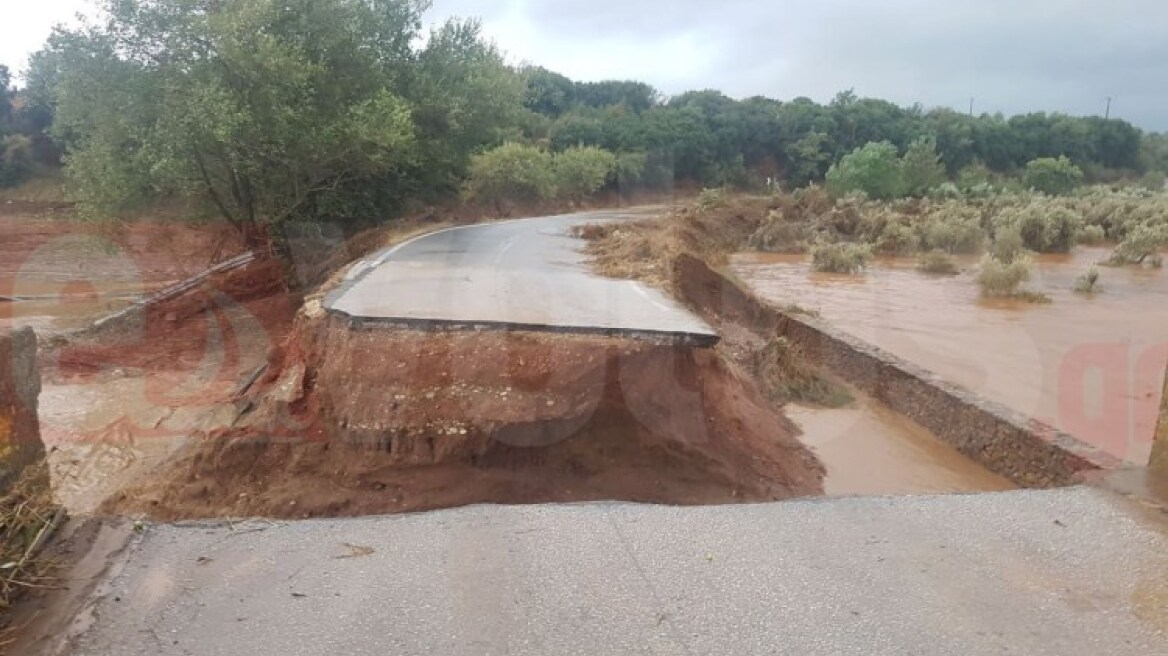 Κακοκαιρία Ιανός - Αλμυρός Βόλου: Κατέρρευσε η γέφυρα στο Αϊδίνι - Κομμένη στα δύο η παλαιά Εθνική