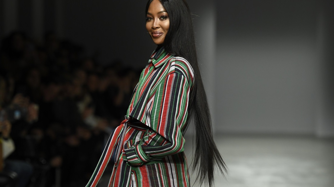 Η Naomi Campbell ποζάρει στον καθρέφτη φορώντας μόνο τα «καυτά» της εσώρουχα