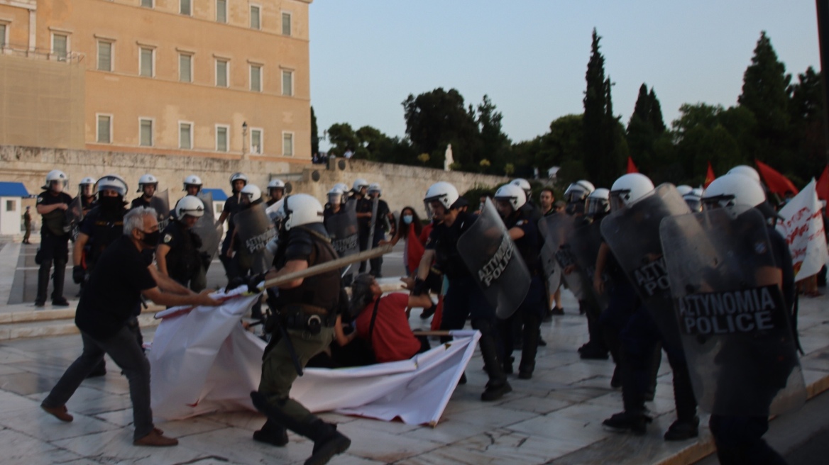 Χημικά και συμπλοκές μπροστά από το μνημείο του Αγνώστου Στρατιώτη 