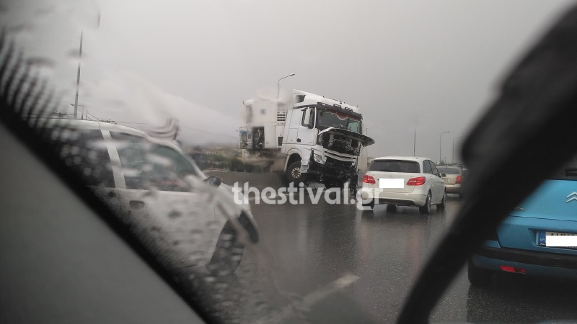 Δερβένι: Τραγωδία με οδηγό που  βγήκε να βοηθήσει σε τροχαίο και σκοτώθηκε