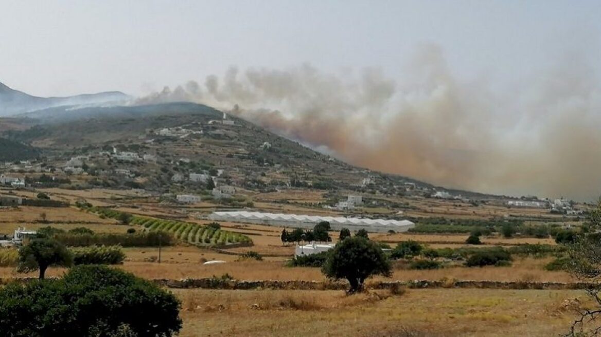 Μεγάλη φωτιά στο Μαράθι Πάρου - Ορατοί οι καπνοί και στη Νάξο